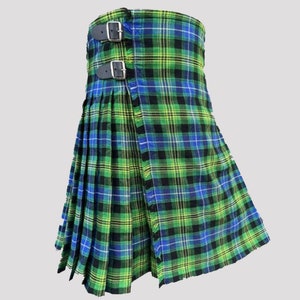 Könnte beinhalten: Ein grüner, blauer und schwarzer Tartan-Kilt mit einem schwarzen Ledergurt und einer Schnalle.