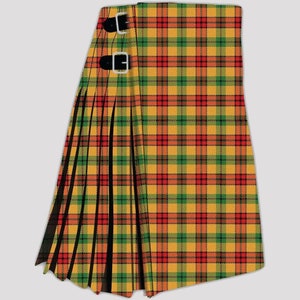 Puede incluir: Un kilt de tartán amarillo, rojo y verde con hebillas negras.