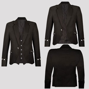 Puede incluir: Una chaqueta negra de doble botonadura con botones plateados y un chaleco a juego. La chaqueta tiene solapa de muesca y está diseñada para un ajuste delgado.