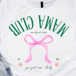Camiseta Mama Club | Camiseta Go Get 'Em Baby | Letras e laço de cabeça para baixo | Camiseta gráfica branca da moda | Camiseta fofa para mamãe | Camiseta verde com letras