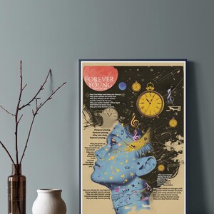 Può includere: Un poster in stile vintage con un'illustrazione blu e gialla di un viso con stelle e note musicali. Il poster presenta il testo "Forever Young" in un cerchio giallo su sfondo rosso. Il poster include anche testi sul rimanere giovani e felici.