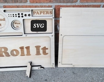Könnte beinhalten: Ein Holz-Rolltablett mit Fächern zum Mahlen, Aufbewahren von Papieren und zum Rollen. Das Tablett hat die Worte "Grind It", "Wax It", "Papers", "SVG" und "Roll It" eingraviert.
