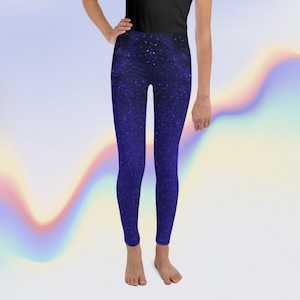 Leggings juveniles AOP con diseño de galaxia azul, negro y morado. Ropa deportiva elegante para la escuela de yoga Cosmic Gym. Estampado de cielo con degradado de color celestial para niñas
