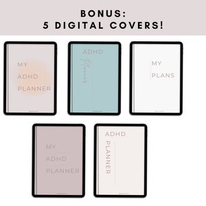 Op de afbeelding: Vijf digitale planner-covers voor een iPad of tablet. De covers hebben verschillende kleuren en ontwerpen, waaronder een lichtblauwe cover met de tekst "ADHD Planner", een witte cover met de tekst "My Plans", een lichtroze cover met de tekst "My ADHD Planner" en een beige cover met de tekst "ADHD Planner".