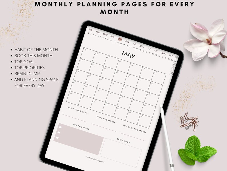Op de afbeelding: Een digitale planner op een tabletscherm met een maandelijkse kalender voor mei. De kalender heeft een eenvoudig zwart-wit ontwerp met een lichtroze achtergrond. De planner bevat ook secties voor het bijhouden van gewoontes, het stellen van doelen en brainstormen.