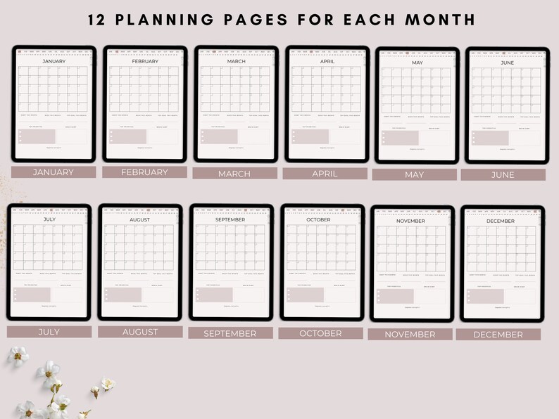 Op de afbeelding: Twaalf afdrukbare maandelijkse kalenderpagina's voor planning. Elke pagina heeft een eenvoudige rasterindeling met een lege ruimte onderaan voor notities.