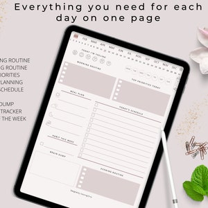 Op de afbeelding: Een digitale planner op het scherm van een tablet met een witte achtergrond. De planner bevat secties voor een dagelijks schema, maaltijdplanning, gewoontetracking, braindump, stemmingstracker en ochtend- en avondroutines. De planner bevat ook een kalender voor het jaar.