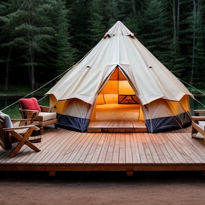 Può includere: Una grande tenda di tela bianca con una piattaforma di legno e due sedie su entrambi i lati dell'ingresso. La tenda è installata in una zona boscosa vicino a un lago.