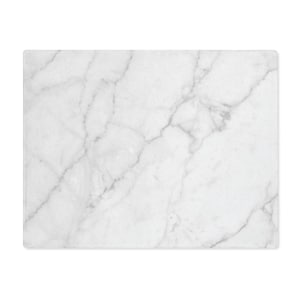 Peut inclure: Une planche à découper rectangulaire en marbre blanc avec des veines grises. Le motif en marbre est visible sur toute la surface. Idéale pour la préparation des aliments.