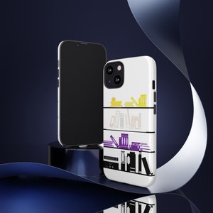 Könnte beinhalten: Eine weiße Handyhülle mit einer bunten Illustration eines Bücherregals voller Bücher. Die Hülle hat einen Ausschnitt für das Kameraobjektiv und einen weißen Hintergrund.