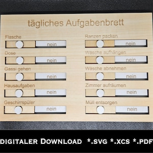 Op de afbeelding: Houten dagelijks takenbord met gegraveerde Duitse tekst. Voorzien van schuifindicatoren voor taken als "Flasche" en "Ranzen packen". Inclusief de tekst "DIGITALER DOWNLOAD" en bestandsextensies.