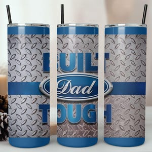 Peut inclure: Un gobelet en acier inoxydable avec un dessus et un bas bleus, et une bande bleue. Le gobelet porte le texte "BUILT Dad TOUGH" avec le logo Ford. Une paille noire est insérée dans le couvercle.