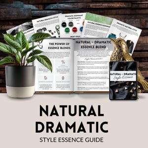 Puede incluir: Una guía sobre la esencia del estilo natural-dramático, con una figurita de pájaro de oro, una tableta con un patrón geométrico y un libro con el texto "The Power of Essence Blends" y "Natural - Dramatic Essence Blend".