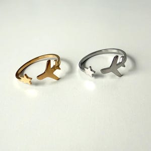 Peut inclure: Ensemble de trois tasses en céramique avec une finition mate et mouchetée. Les tasses sont dans des tons crème, gris clair et gris foncé. Chaque tasse a un design simple et minimaliste, parfait pour le café ou le thé.