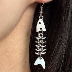 Örhängen med fiskbensskelett, hängen med fiskstjärt, hängen med fiskben, punkrock-benberlocker, edgy örhängen med alt punk-industri
