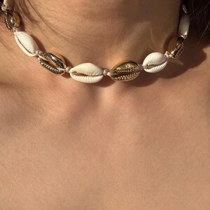 Collana girocollo con conchiglie di ciprea, collana con conchiglie vere, stile ragazza costiera, Mermaidcore, gioielli boho, collana estiva, accessorio da spiaggia fatto a mano, oro e bianco