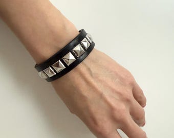 Nieten Vegan Leder Armband, Punk Rock Manschette, Gothic Armband, Gothic Geschenk, Edgy Alt Cyberpunk Schmuck, Y2K, Rave Schmuck