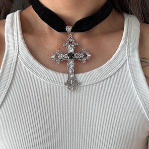 Gotiskt kors-choker, svart sammetsbandshalsband, barockt krucifixhänge, stora häxiga statement-smycken, Whimsigoth grunge-choker, gåvor