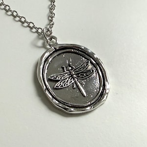 Minimalist Nature Medallion Layout: A clean product shot of the full dragonfly necklace on a white background, demonstrating the symmetrical 45cm cable chain and 35mm x 25mm pendant scale.