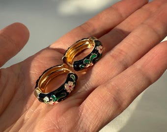 Vintage-inspirierte schwarze Emaille Creolen, Cloisonné Schmuck aus Kupfer, zartes rosa und grünes Blumenmuster, einzigartiges Geschenk
