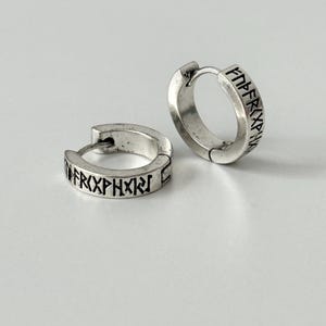 Viking Rune Hoops Örhängen, Rostfritt Stål Nordiska Huggie Hoops, Silver Pagan Örhänge, Futhark Alfabet Smycken, Forntida Rune Gåva till Honom Henne