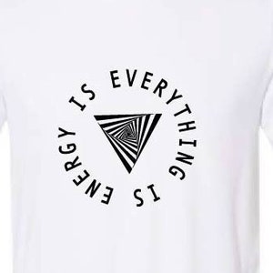 Pode incluir: Camiseta branca com gola redonda e mangas curtas. A camisa apresenta um design de triângulo geométrico em preto e branco dentro de um texto circular que diz "Everything is Energy".
