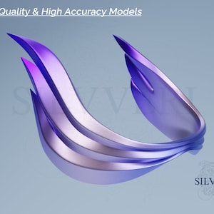 Puede incluir: Un anillo de plata con un diseño único que presenta tres bandas superpuestas que se curvan y tuercen, creando un efecto de onda. El anillo tiene un degradado de colores morado y plateado.