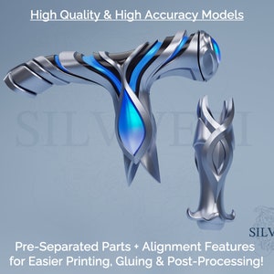 Puede incluir: Un modelo de arma de fantasía impreso en 3D, de color plateado y azul, con detalles intrincados. El modelo está pre-separado en partes para facilitar la impresión, el pegado y el post-procesamiento. El texto "SILVVERI" es visible en la imagen.