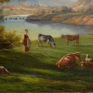 Op de afbeelding: Een schilderij dat een pastorale sc&egrave;ne voorstelt met een vrouw die in een veld staat, omringd door koeien en schapen. De sc&egrave;ne speelt zich af op een weelderige groene weide met een rivier op de achtergrond. De lucht is lichtblauw met pluizige witte wolken.