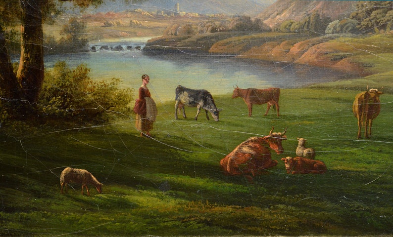 Op de afbeelding: Een schilderij dat een pastorale sc&egrave;ne voorstelt met een vrouw die in een veld staat, omringd door koeien en schapen. De sc&egrave;ne speelt zich af op een weelderige groene weide met een rivier op de achtergrond. De lucht is lichtblauw met pluizige witte wolken.