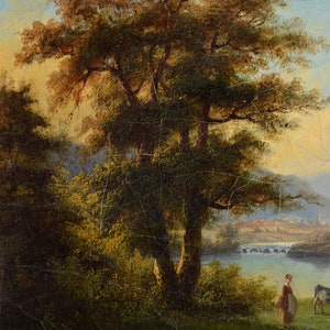 Op de afbeelding: Een schilderij van een landelijk landschap met een grote boom op de voorgrond, een vrouw en een koe in de verte en een brug over een rivier.