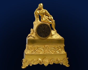 Reloj antiguo figurativo de bronce dorado francés con poeta renacentista de principios del siglo XIX