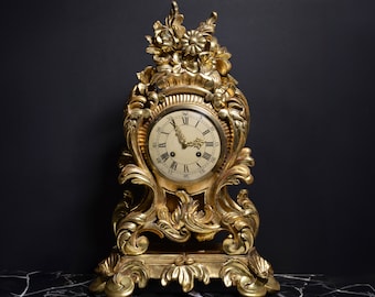 Reloj sueco de Westerstand en madera dorada tallada estilo rococó, mediados del siglo XX
