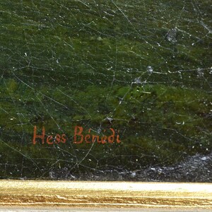 Op de afbeelding: Close-up van een donkergroen canvas met een rode handtekening die "Hess Beridi" luidt. Het canvas is ingelijst in een gouden lijst.