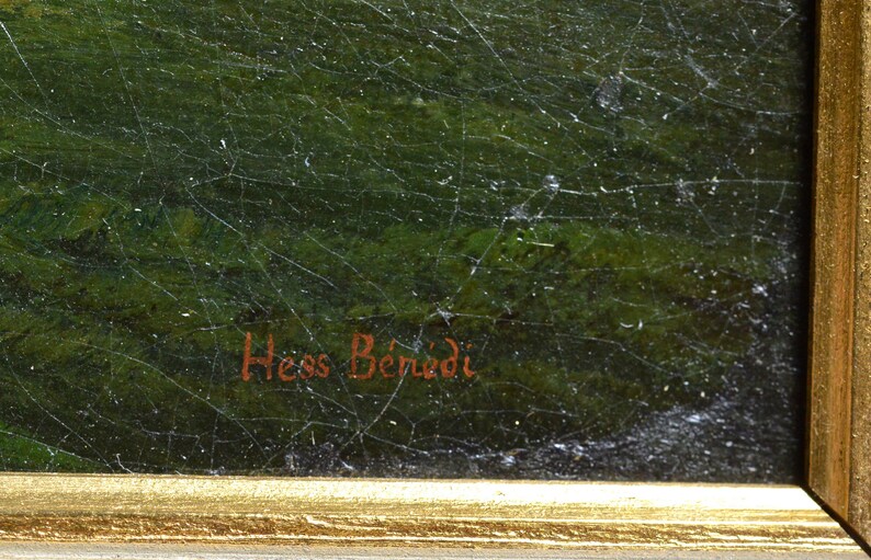 Op de afbeelding: Close-up van een donkergroen canvas met een rode handtekening die "Hess Beridi" luidt. Het canvas is ingelijst in een gouden lijst.