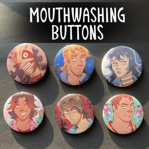 Könnte beinhalten: Eine Sammlung von sechs runden Knöpfen mit Cartoon-Illustrationen. Die Knöpfe zeigen verschiedene Charakterporträts in einer Vielzahl von Farben. Der Text "MOUTHWASHING BUTTONS" wird in weißen Buchstaben über den Knöpfen angezeigt.