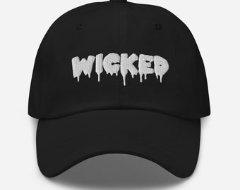 Puede incluir: Una gorra de béisbol negra con un diseño bordado en blanco que dice "WICKED" en letras que gotean.