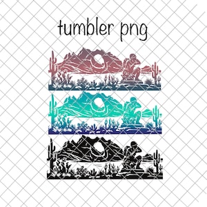 Puede incluir: Tres diseños para vasos con paisajes desérticos con montañas, cactus y una persona arrodillada. El diseño superior tiene un degradado de rojo a morado, el del medio es turquesa a azul y el inferior es negro. El texto "tumbler png" está en la parte superior.