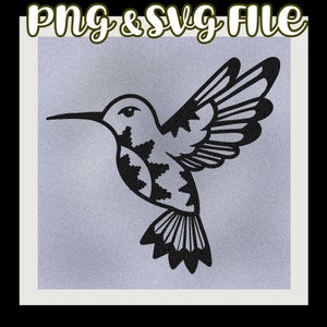 Può includere: Silhouette in bianco e nero di un colibrì con dettagli intricati. L'uccello è in volo con le ali spiegate.