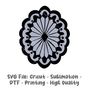 Puede incluir: Diseño de mandala en blanco y negro con un centro gris. Este diseño es perfecto para usar en proyectos de manualidades, como cortar vinilo, papel o tela.