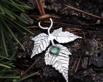 Collana botanica in rame e metallo misto, realizzata a mano e saldata dolcemente, con ciondolo a forma di foglia di salmone e smeraldo