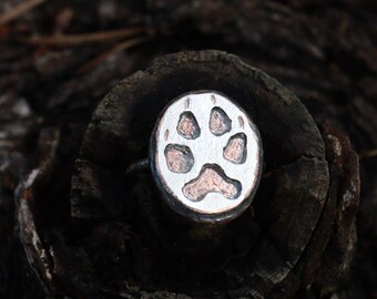 Anello con impronta di lupo, in metallo misto saldato dolcemente, gioiello a tema fauna selvatica.