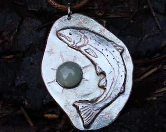 Ciondolo con trota iridea celeste e acquamarina, fatto a mano, in metallo misto, rame, pesce e fauna selvatica, con saldatura dolce
