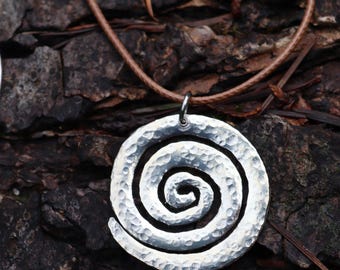 Collana in rame con pendente a spirale martellato, saldato dolcemente, fatto a mano, in metallo misto