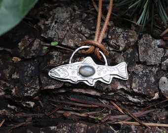 Collana con ciondolo a forma di trota di torrente e calcedonio blu, realizzata a mano con metalli misti e rame, collana a tema fauna selvatica.