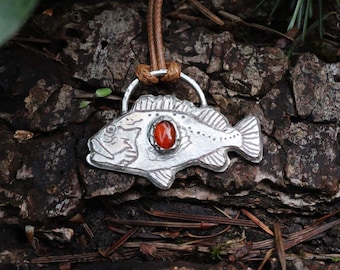 Collana con ciondolo a forma di scorfano e corniola, realizzata a mano in metallo misto e rame, con motivo animali selvatici.