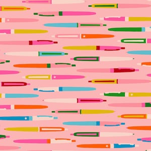 Puede incluir: Un patrón de bolígrafos coloridos en varios colores, incluyendo rosa, naranja, amarillo, verde y azul, sobre un fondo rosa claro. Los bolígrafos están dispuestos en un diseño disperso y repetitivo, creando una estética vibrante y juguetona.