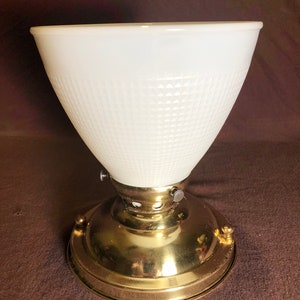 Lámpara de montaje empotrado de techo de latón vintage con pantalla Torchier de vidrio color leche
