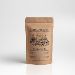 Peut inclure: Un sac en papier brun avec une étiquette qui indique "SOILS AND SUCH Professional Premium Soil Mixes" et "WHIMSY & WONDER Nepenthes Bog Mix". L'étiquette comprend également le texte "Be Exciting! You May Just Soil Your Plants!" et "www.WonderSeeds.ca".