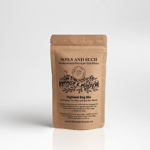 Könnte beinhalten: Ein brauner Papierbeutel mit einem Etikett, auf dem "SOILS AND SUCH Professional Premium Soil Mixes" und "WHIMSY & WONDER Highland Bog Mix Softing! You May Ast Soil Your Plants!" steht. Das Etikett enthält auch die Website-Adresse "www.WonderSeeds.ca".
